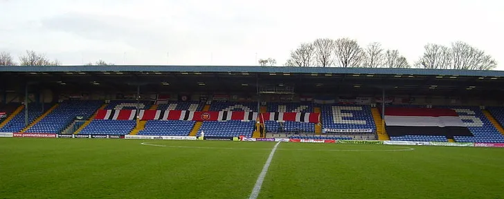 Một góc khán đài chính tại sân Gigg Lane, nơi cổ động viên Bury FC cổ vũ