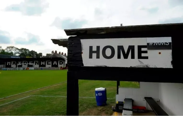 Một góc khán đài sân York Road, sân nhà của câu lạc bộ Maidenhead United tại giải bóng đá Anh.