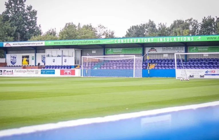 Một góc khán đài sau khung thành tại sân Neuven Park, nơi người hâm mộ Radcliffe FC cổ vũ