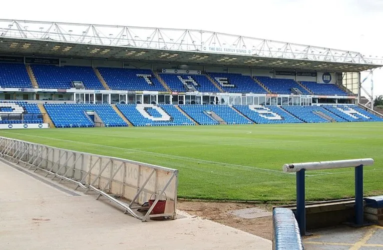 Một khán đài tại Weston Homes Stadium, sân nhà của Peterborough United, thể hiện cấu trúc thiết kế độc đáo và hiện đại
