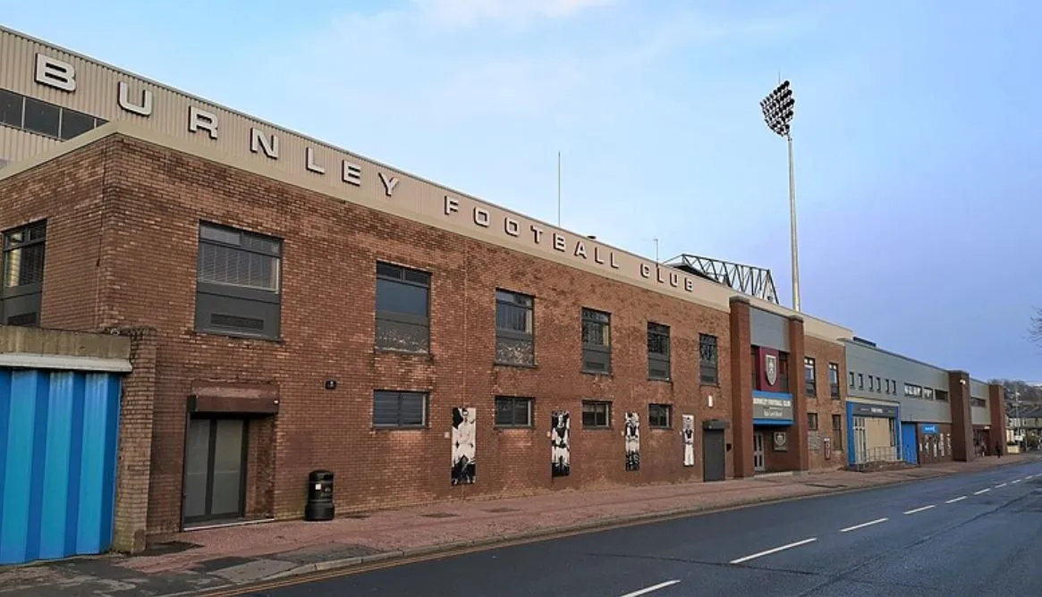 Ngoại thất sân Turf Moor từ con đường Harry Potts Way, Burnley