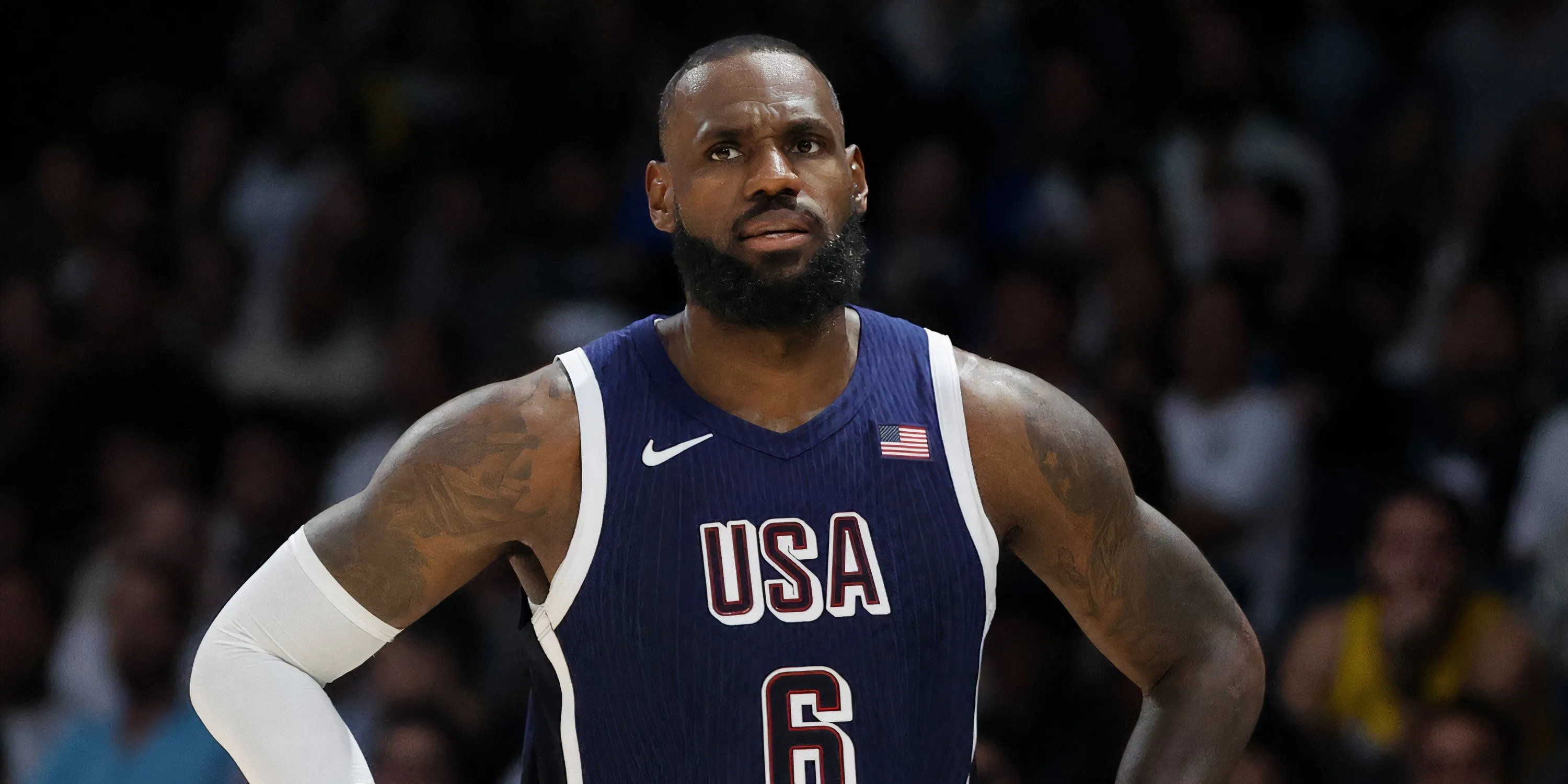 Ngôi sao bóng rổ LeBron James với chiếc áo đấu Liverpool