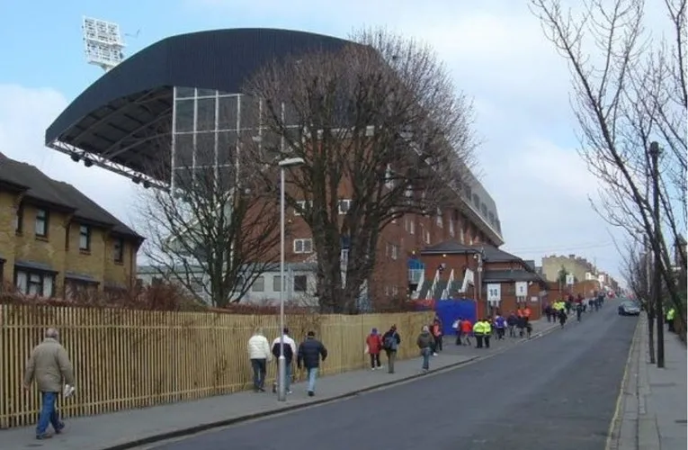 Người hâm mộ Crystal Palace đi bộ đến sân Selhurst Park vào ngày thi đấu