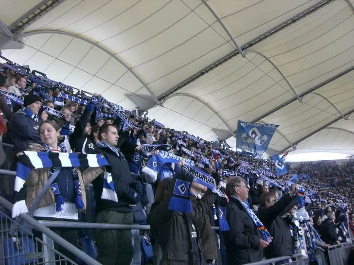 Người hâm mộ Hamburger SV cuồng nhiệt với khăn cổ vũ truyền thống tại Volksparkstadion