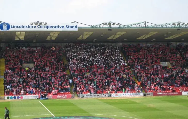 Người hâm mộ Lincoln City FC cùng nhau tạo nên bức tranh ghép tại sân Sincil Bank, thể hiện tình yêu bóng đá