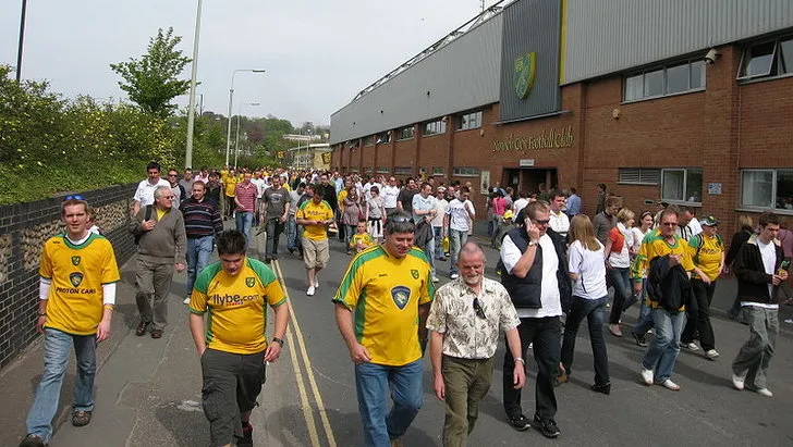 Người hâm mộ Norwich City di chuyển trên con đường dẫn vào sân vận động Carrow Road trước trận đấu