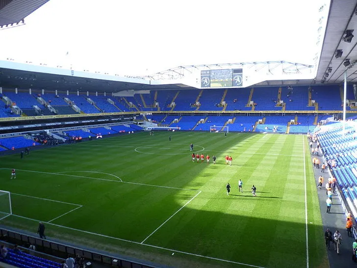 Nội thất sân vận động White Hart Lane nhìn từ bên trong