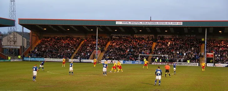 Pha bóng trong trận đấu giữa Rochdale AFC và Darlington trên sân Spotland