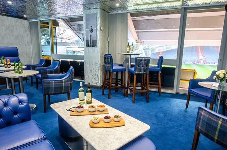 Phòng chờ khách sạn VIP tại John Smith's Stadium, mang đến trải nghiệm bóng đá đẳng cấp