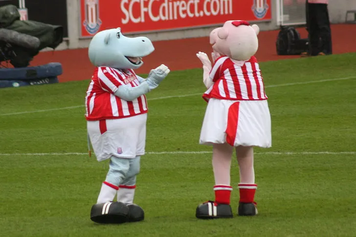 Pottermus Hippo và Pottermiss Hippo, linh vật thân thiện của câu lạc bộ Stoke City
