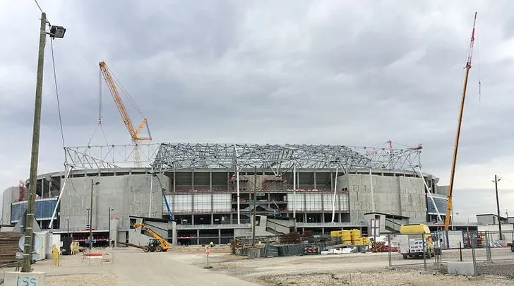 Quá trình thi công sân Groupama Stadium (Stade des Lumières), thể hiện quy mô và tiến độ xây dựng