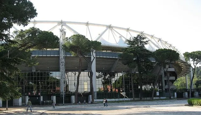 Quang cảnh bên ngoài Stadio Olimpico, nhấn mạnh thiết kế và không gian xung quanh sân.