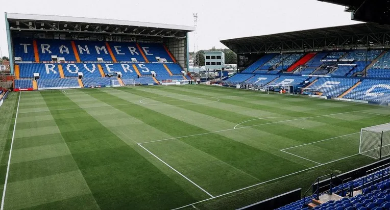 Quang cảnh bên trong sân Prenton Park nhìn từ khán đài, thể hiện góc nhìn của cổ động viên.