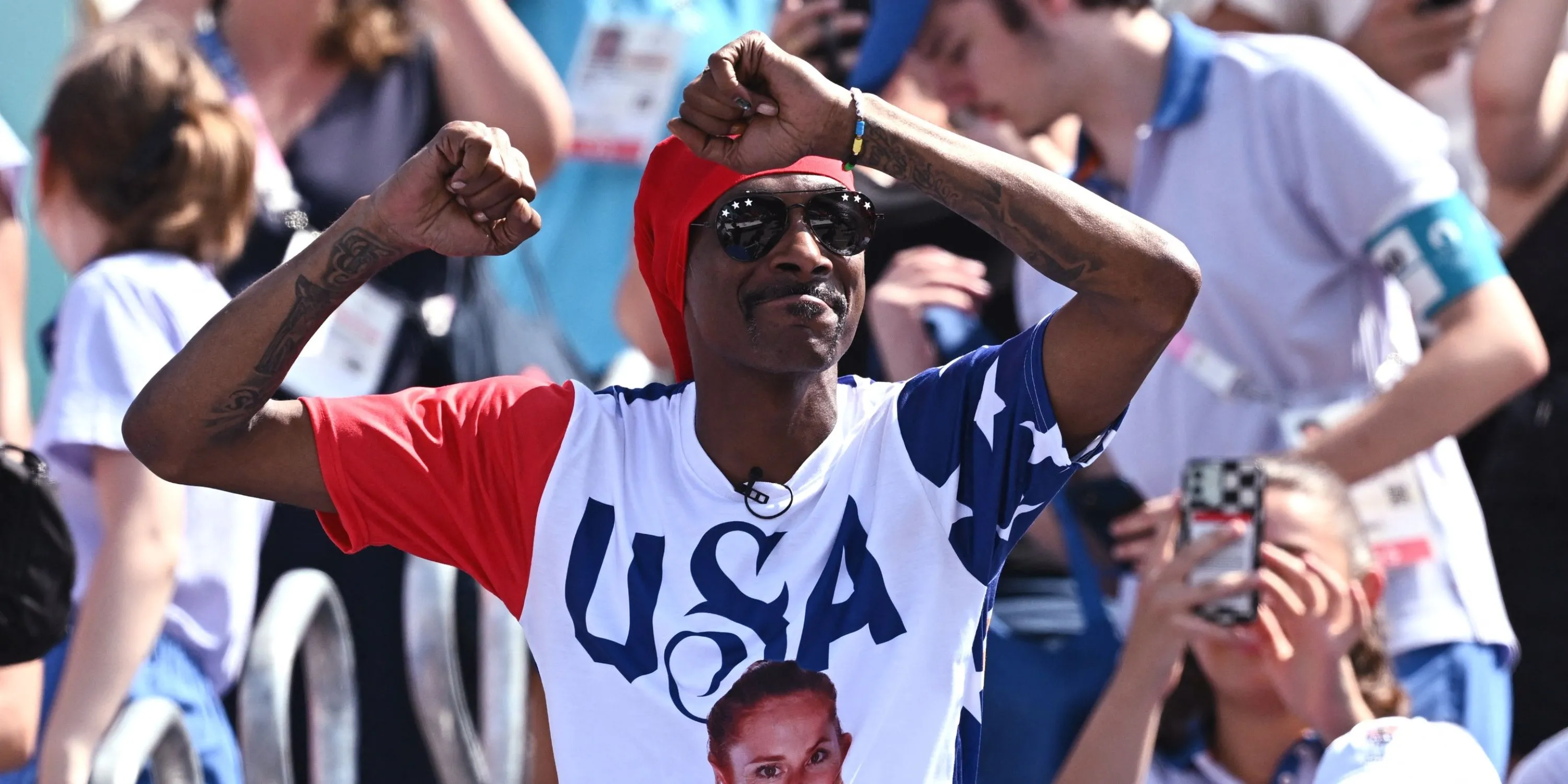 Rapper Snoop Dogg trong buổi ra mắt áo đấu Swansea City, đánh dấu vai trò đồng sở hữu mới