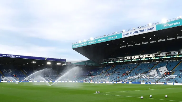 Sân cỏ Elland Road được tưới nước, chuẩn bị cho các trận đấu bóng đá Anh