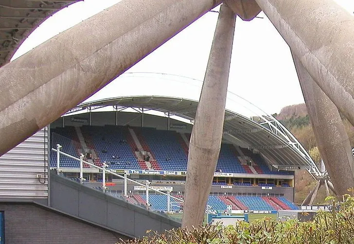 Sân John Smith's, sân nhà của Huddersfield Town và Huddersfield Giants, dưới ánh đèn ban đêm