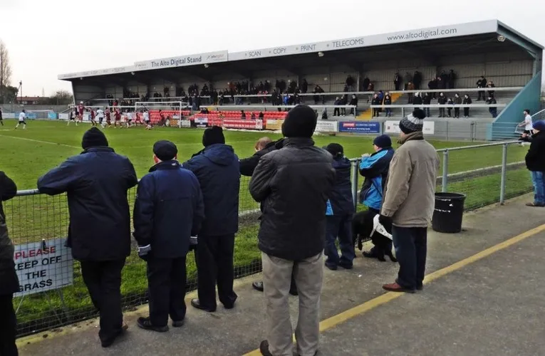 Sân Optima Stadium trong ngày thi đấu với khán đài đông kín cổ động viên