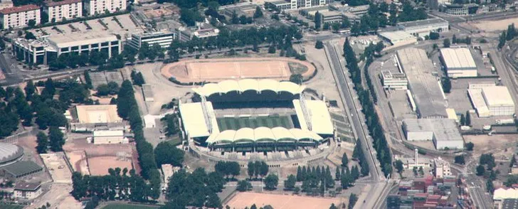 Sân Stade de Gerland vào năm 2011, sân nhà cũ mang dấu ấn lịch sử của câu lạc bộ Olympique Lyonnais