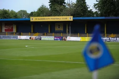 Sân vận động Clarence Park nhìn từ bên ngoài, quê hương của St Albans City FC