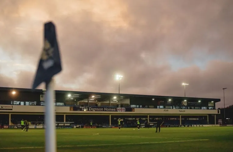 Sân vận động Damson Park lung linh về đêm, làm nổi bật không khí các trận đấu của Solihull Moors FC tại giải National League.