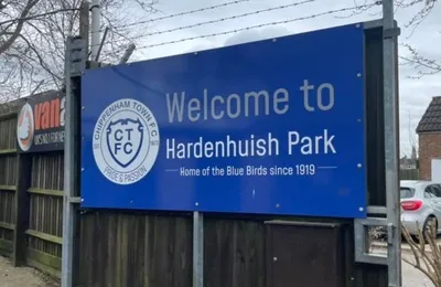 Sân vận động Hardenhuish Park nhìn từ trên cao, sân nhà lịch sử của Chippenham Town FC