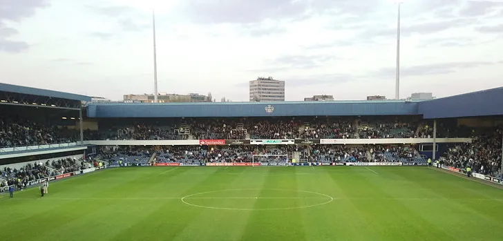Sân vận động Loftus Road trong một ngày thi đấu, thể hiện kiến trúc đặc trưng của các sân bóng đá Anh.