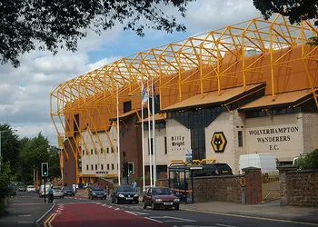 Sân vận động Molineux nhìn từ bên ngoài, mái che hiện đại