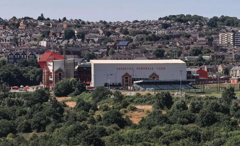 Sân vận động Oakwell từ xa, biểu tượng vững chãi của câu lạc bộ Barnsley