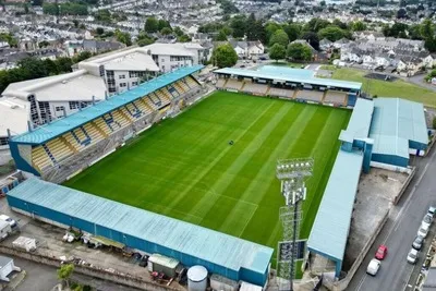 Sân vận động Plainmoor nhìn từ bên ngoài, quê nhà của Torquay United