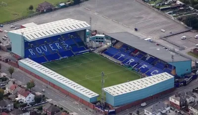 Sân vận động Prenton Park của Tranmere Rovers nhìn từ trên cao, cho thấy toàn cảnh kiến trúc và các khán đài.