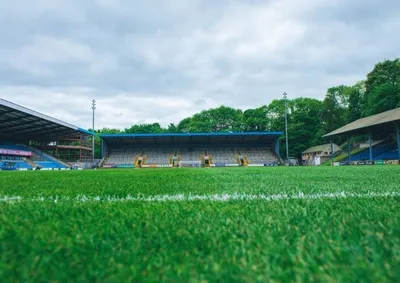 Sân vận động The Shay, sân nhà của FC Halifax Town, nhìn từ xa với kiến trúc đặc trưng và màu sắc nổi bật.