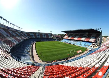 Sân vận động Vicente Calderón nhìn từ bên ngoài với kiến trúc tổng thể độc đáo
