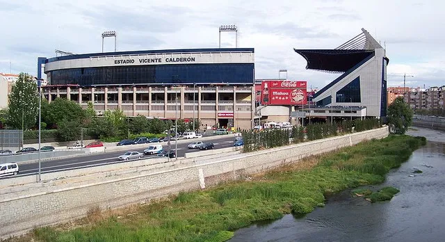 Sân vận động Vicente Calderón nhìn từ dòng sông Manzanares