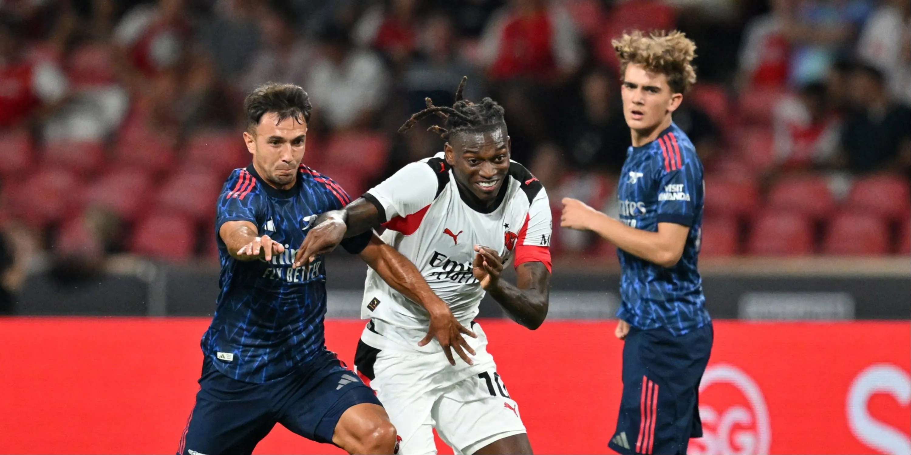 Sao trẻ Max Dowman của Arsenal đối đầu với cầu thủ AC Milan, thể hiện kỹ năng xử lý bóng ấn tượng ở tuổi 15