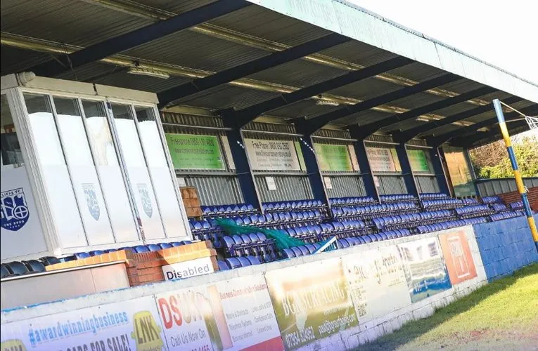 Sơ đồ bố trí chỗ ngồi và các khán đài tại sân Neuven Park của Radcliffe FC, thể hiện cấu trúc sân bóng đá Anh