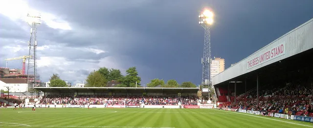 Sơ đồ bố trí và cái nhìn từ khán đài sân Griffin Park, nơi từng là nhà của Brentford