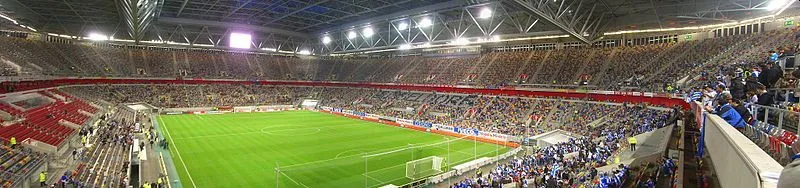 Sơ đồ khán đài hình bát và tầm nhìn từ khán đài chính tại Merkur Spiel-Arena