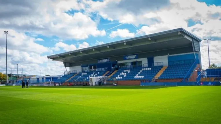 Sơ đồ và khu vực khán đài chính (Main Stand) tại Tameside Stadium, nơi tập trung ghế ngồi.