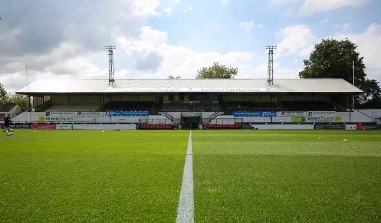 Sơ đồ và kiến trúc Khán đài Chính (Main Stand) tại sân vận động Victory Park, Chorley FC, khu vực có mái che và chỗ ngồi truyền thống.