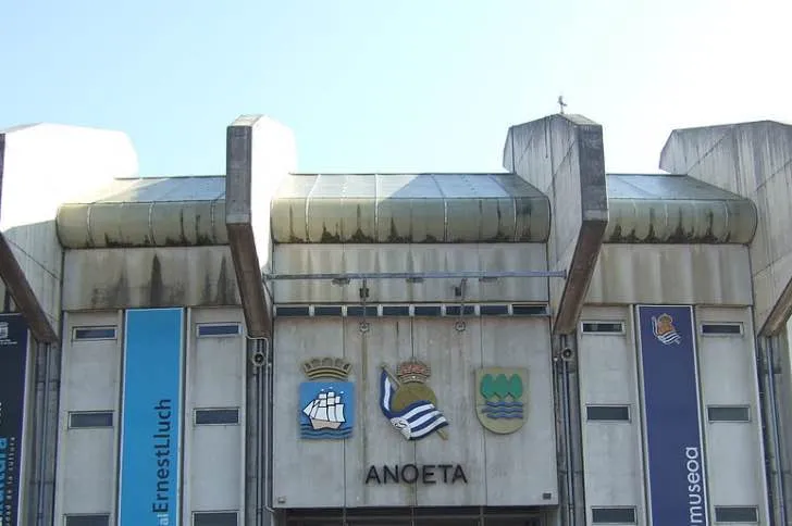 Tên sân Reale Arena và logo Real Sociedad trên mặt tiền bên ngoài