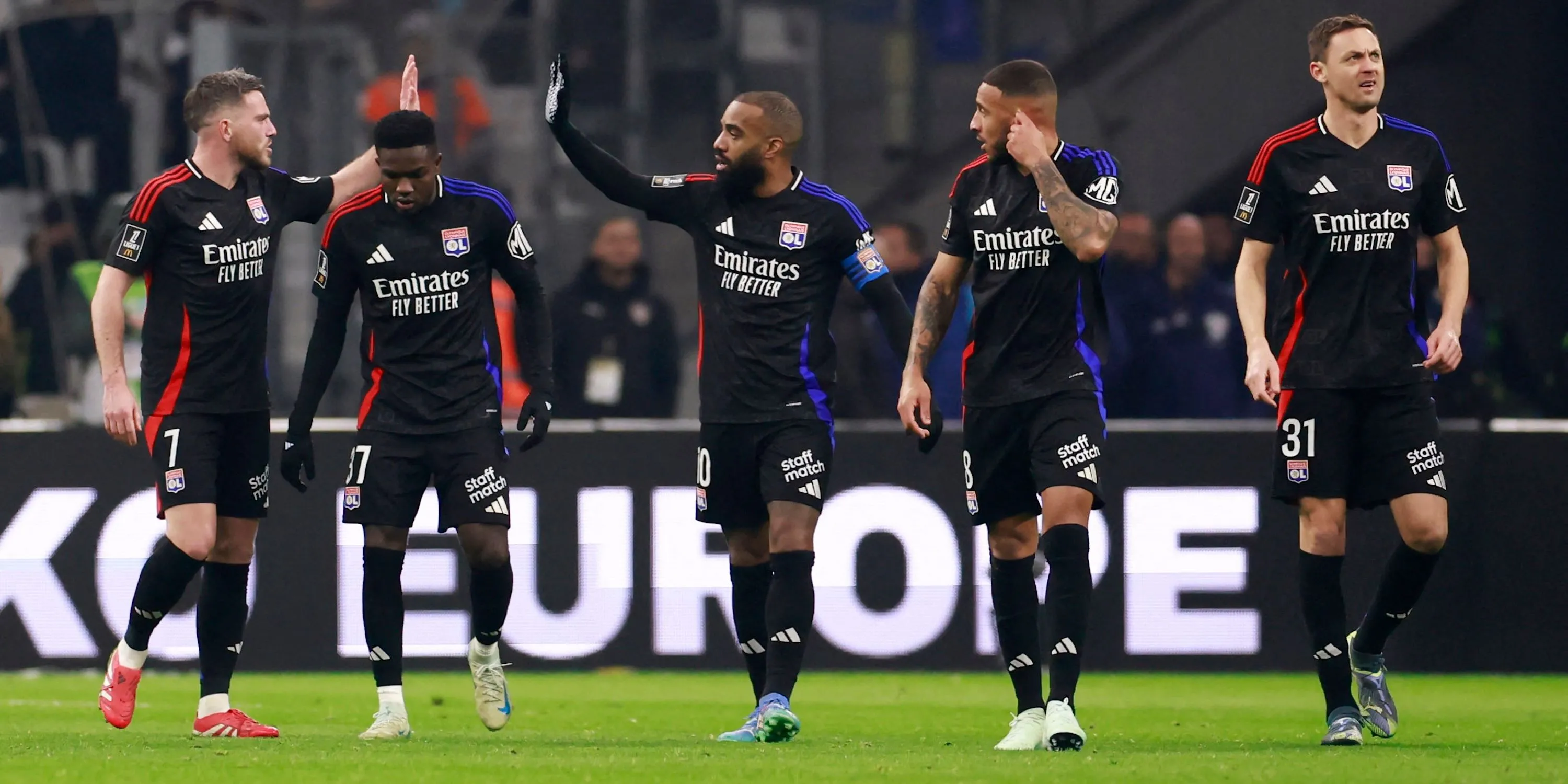 Tiền vệ Corentin Tolisso của Lyon ăn mừng bàn thắng cùng đồng đội
