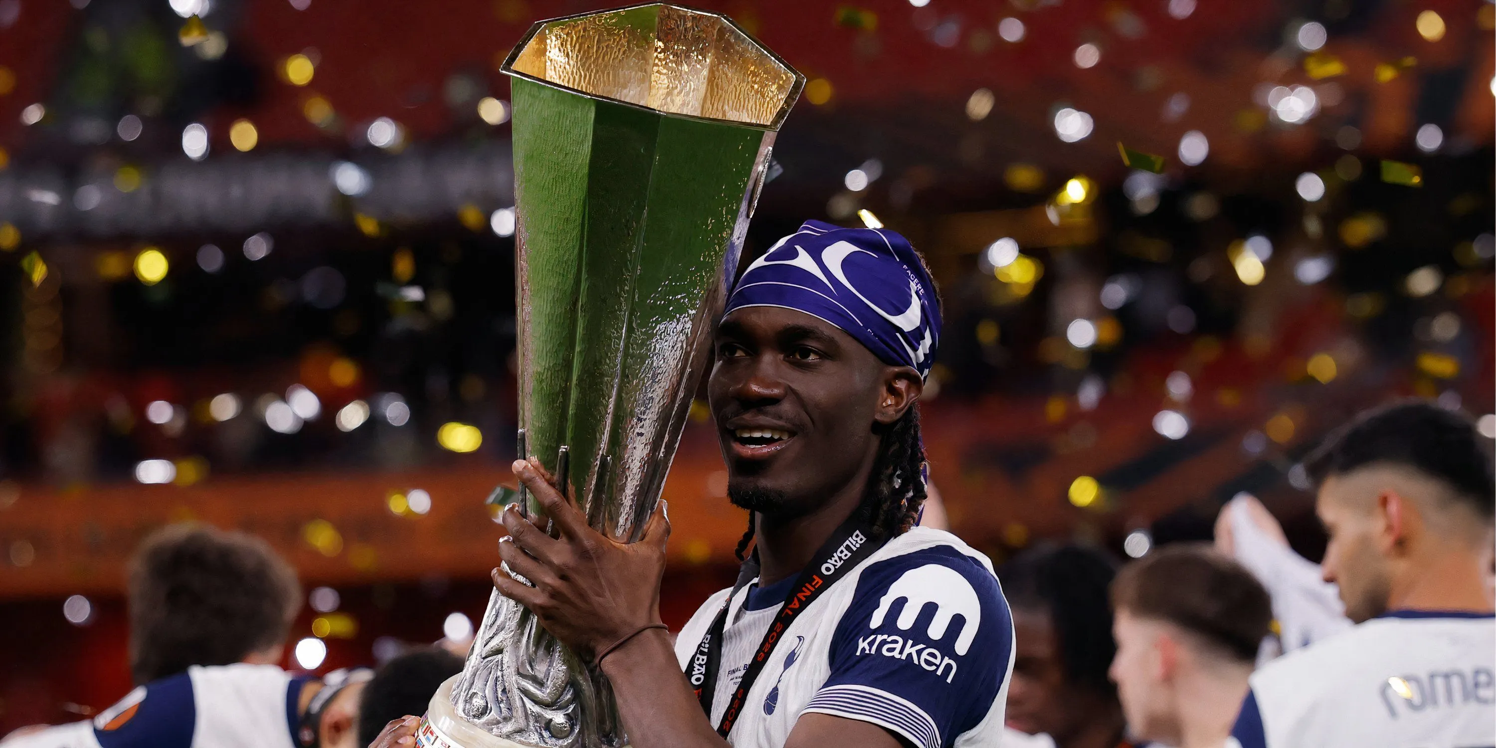 Tiền vệ Yves Bissouma của Tottenham trên sân đấu