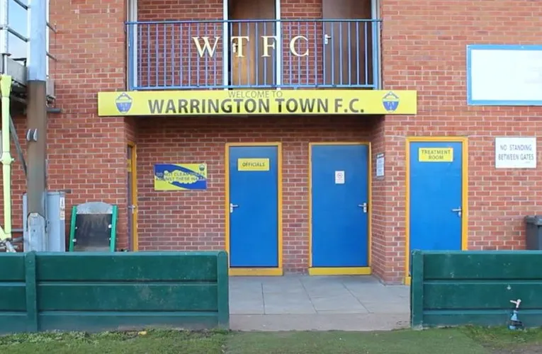 Toà nhà câu lạc bộ bên trong sân Cantilever Park, phục vụ nhu cầu của đội bóng và người hâm mộ Warrington Town.