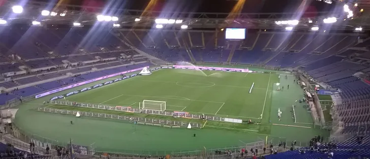 Toàn cảnh bên trong sân vận động Stadio Olimpico khi không có khán giả, cho thấy kiến trúc tổng thể.