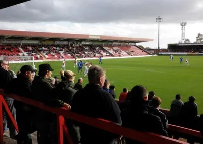 Toàn cảnh khán đài và đám đông cổ động viên tại Sân vận động Aggborough, Kidderminster