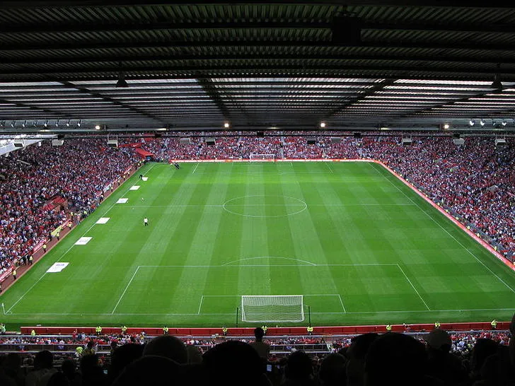 Toàn cảnh mặt cỏ sân Old Trafford nhìn từ khán đài