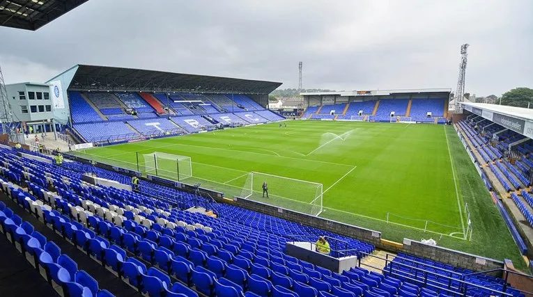 Toàn cảnh mặt cỏ và các khu vực kỹ thuật của sân vận động Prenton Park.