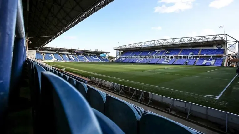 Toàn cảnh mặt sân cỏ chất lượng cao của Weston Homes Stadium, sẵn sàng cho các trận đấu của Peterborough United tại giải bóng đá Anh