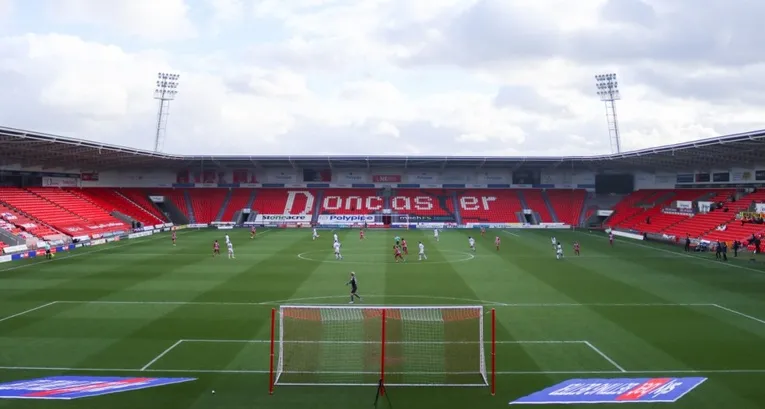 Toàn cảnh mặt sân Eco-Power Stadium, sân đấu chuyên nghiệp của bóng đá Anh