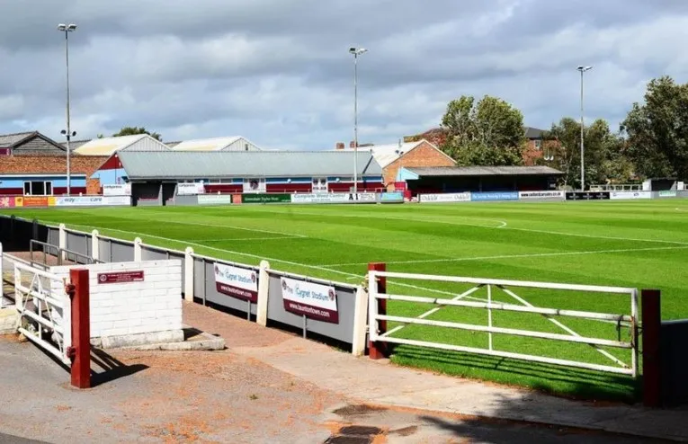Toàn cảnh mặt sân thi đấu Wordsworth Drive, nơi diễn ra các trận đấu của Taunton Town FC